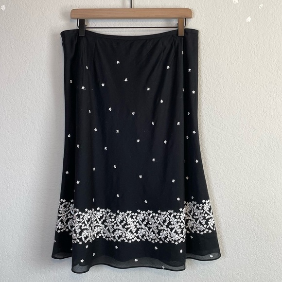 Ann Taylor Black Knee Length Embroidered Boho Skirt Size 12 - Picture 2 of 6
